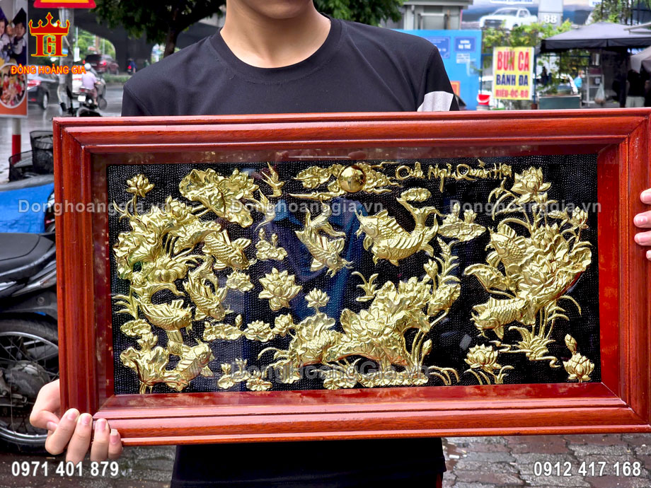 Tranh cửu ngư quần hội được làm từ đồng vàng tấm nhập khẩu